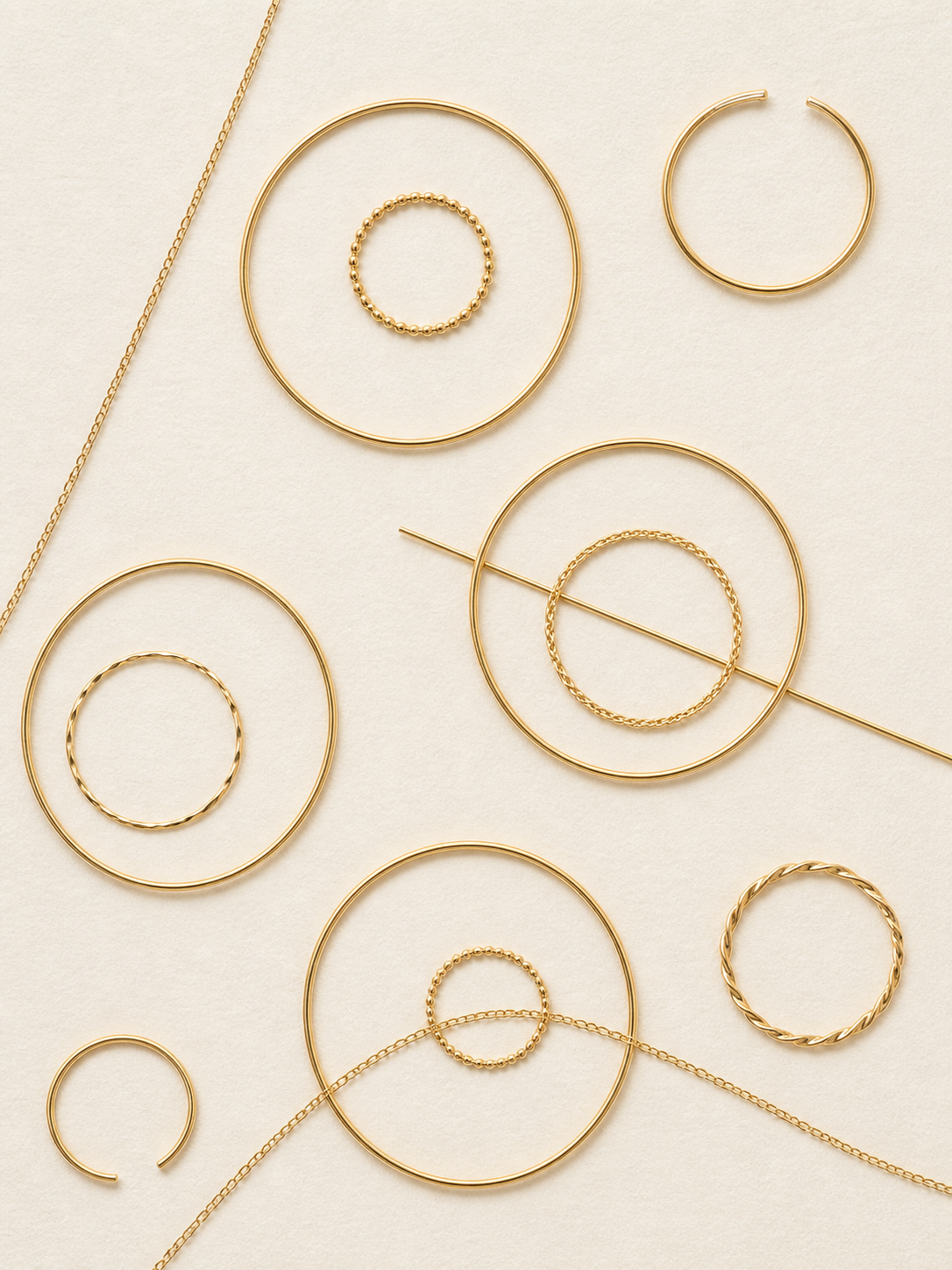 Composición de anillos y cadenas en oro — atelier Aurel Studio
